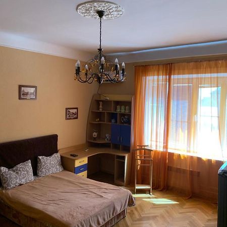 Apartment On Hoholya Street Чернивци Екстериор снимка